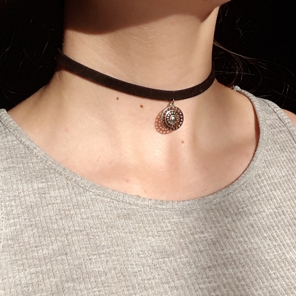 Suede choker with pendant